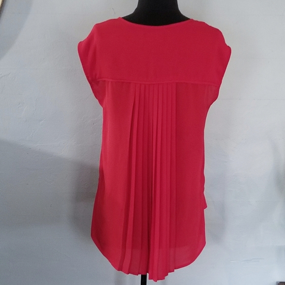 My Michelle | Pleat-back V-Neck Hi-Low Top - Picture 5 of 8